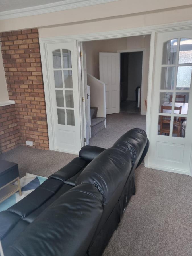 Cheerful 3-Bedroom House ไบร์ลีย์ฮิล ภายนอก รูปภาพ