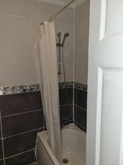 Cheerful 3-Bedroom House ไบร์ลีย์ฮิล ภายนอก รูปภาพ