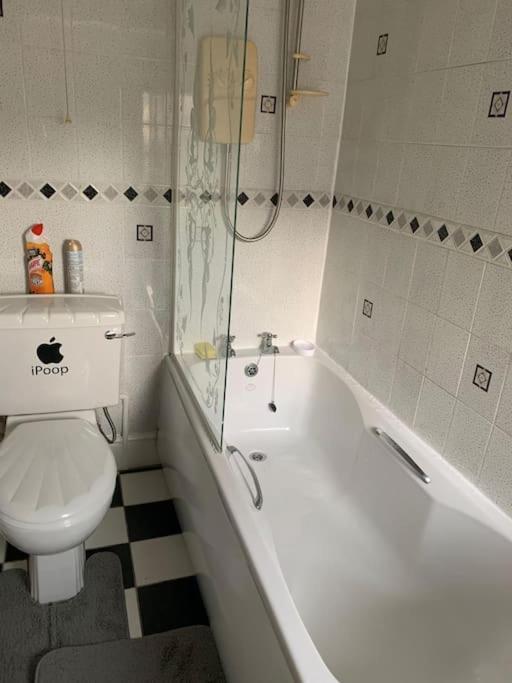 Cheerful 3-Bedroom House ไบร์ลีย์ฮิล ภายนอก รูปภาพ