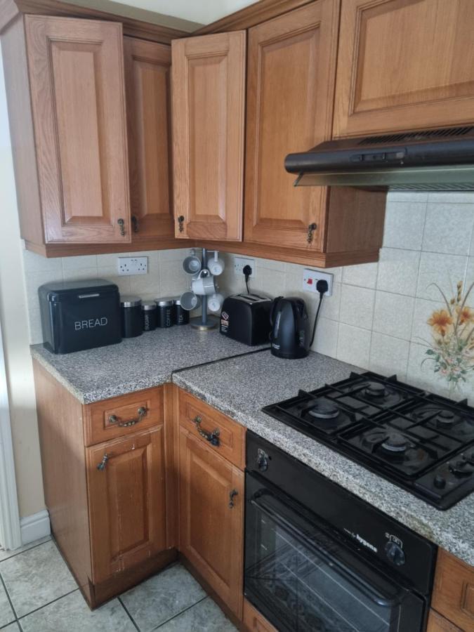Cheerful 3-Bedroom House ไบร์ลีย์ฮิล ภายนอก รูปภาพ